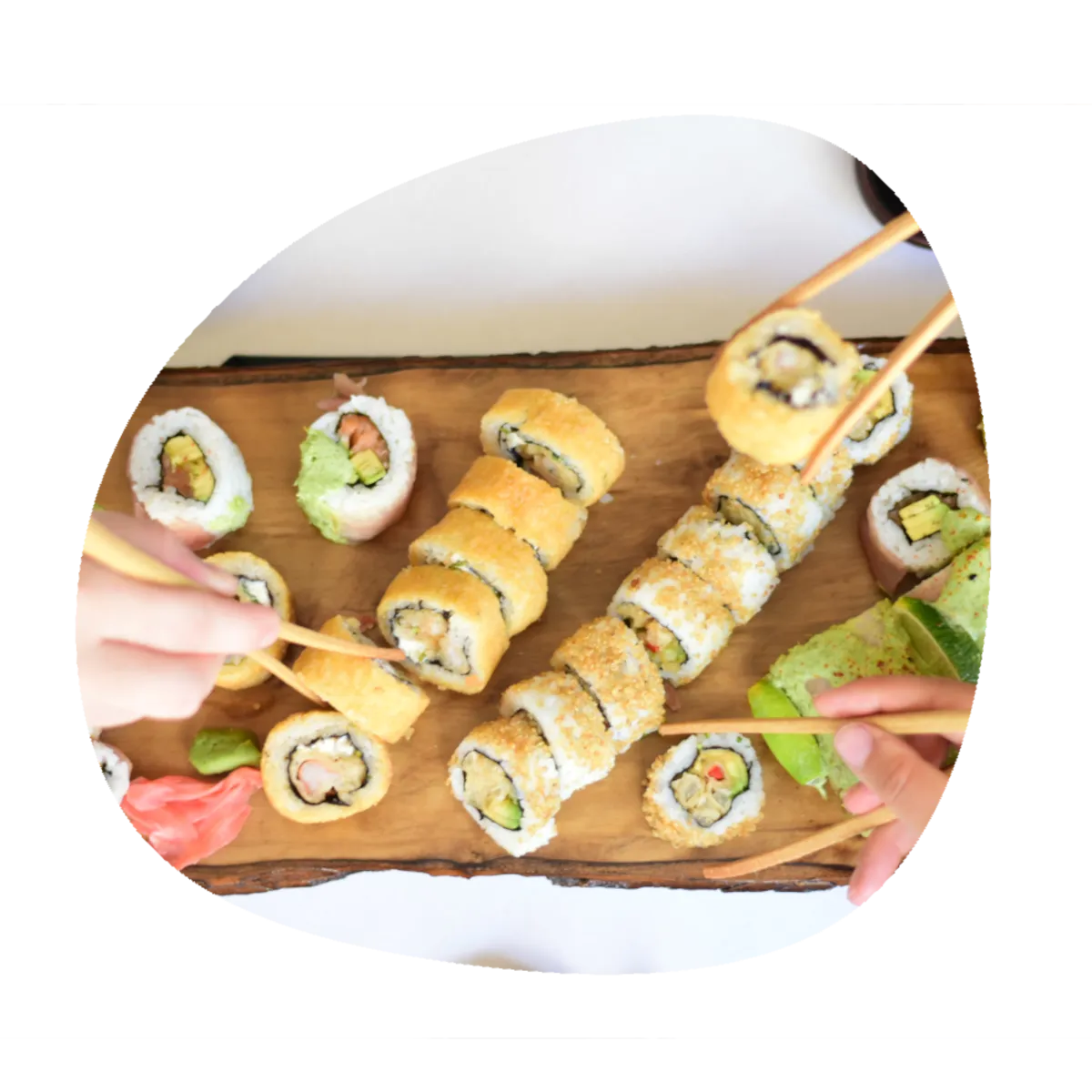 Gente comiendo sushi